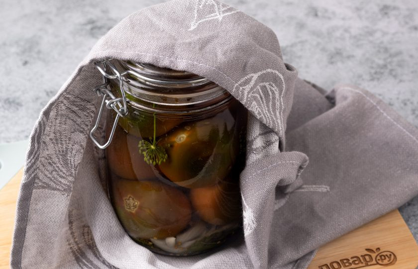 1. Этап. Черные помидоры в банках на зиму: Герметично закрутите крышку. Банку переверните вверх дном и оставьте так до полного остывания.