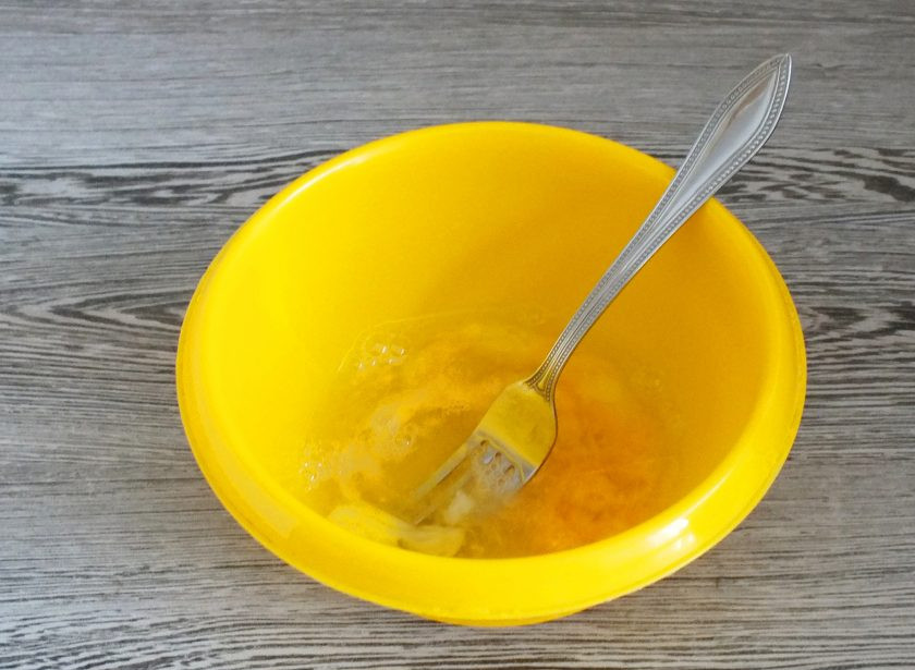 1. Этап. Мантапур: Сделайте тесто. В чаше смешайте 2 яйца, 40 мл. воды, соль. Перемешайте вилкой.