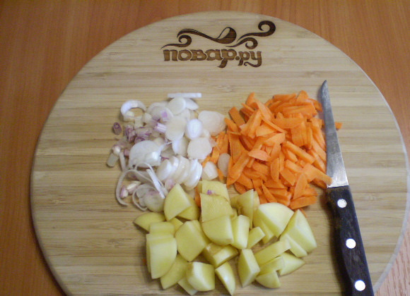 1. Этап. Гороховый суп без замачивания: 3. Когда горох будет почти готов, нужно подготовить к варке овощи. Вымыть, очистить, нарезать не крупно.