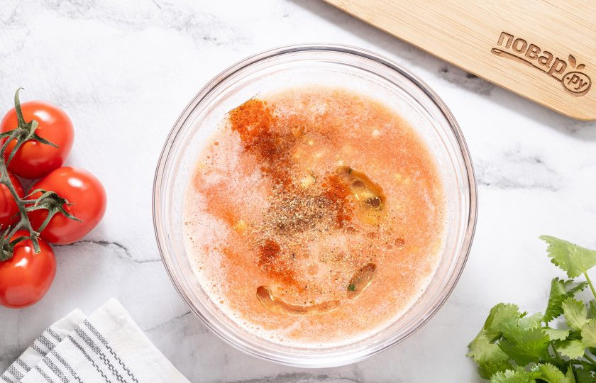 1. Этап. Суп «Кровавая Мэри»: Добавьте томатный сок, водку, вустеширский соус, лимонный сок, уксус, соль, сахар и черный молотый перец.