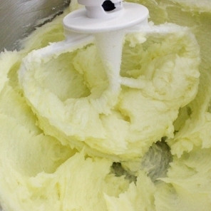 1. Этап. Пирожные Персики: 1. Духовку включите нагреваться на 180 градусов. Противень застелите пергаментной бумагой. Взбейте блендером сливочное масло с сахаром.