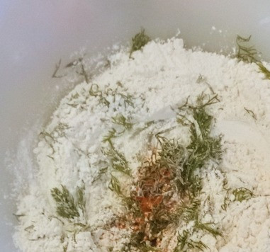 1. Этап. Нисуазские пироги для пикника: Разогреть духовку до 180С. Смазать форму для запекания сливочным маслом.. Тем временем, в отдельной ёмкости смешать муку, разрыхлитель, травы прованские сухие, укроп, соль, перец черный и перец красный жгучий.