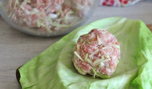 1. Этап. Голубцы «Необычные»: Взять порцию начинки около 80 грамм, придать ей форму шара. Поместить начинку в серединку капустного листа.