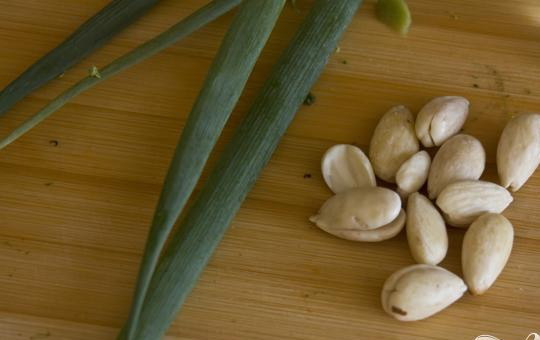 1. Этап. Вегетарианский суп из брокколи: 3. Миндаль заливаем кипятком и на некоторое время оставляем. От кожуры очищаем орехи. Измельчаем миндальные орехи в блендере.