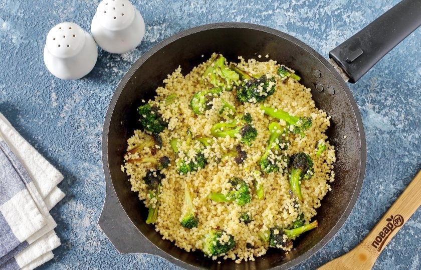 1. Этап. Кускус с брокколи: Прогрейте всё вместе пару минут.