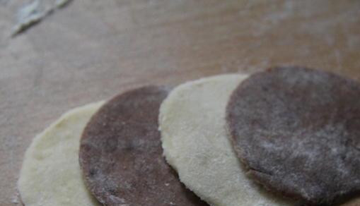 1. Этап. Печенье Цветочки: Берем по два кружочка разного цвета и выкладываем друг на друга следующим образом.