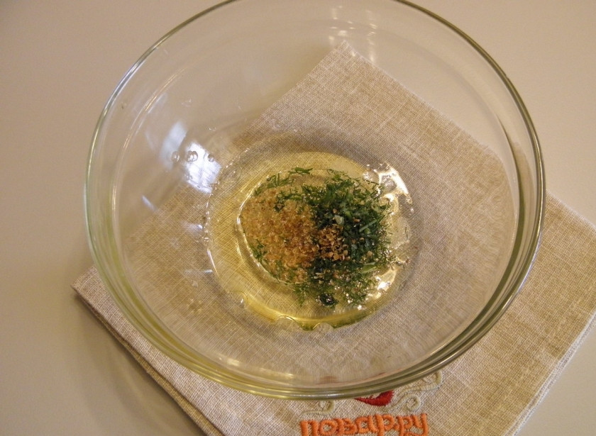 1. Этап. Маринованные кабачки: Возьмите глубокую тарелочку, влейте туда уксус и мед, добавьте щепотку соли, перемешайте хорошо, чтобы мед растворился. Потом влейте масло и специи, снова перемешайте.