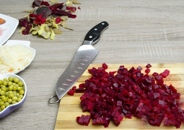 1. Этап. Винегрет Простой: Свеклу очистите от кожуры, нарежьте небольшими кубиками и отправьте в салатницу. После этого, добавьте одну ложку растительного масла и хорошо перемешайте, чтобы все кусочки свеклы были покрыты маслом. Благодаря этому, остальные овощи не окрасятся в бордовый цвет.