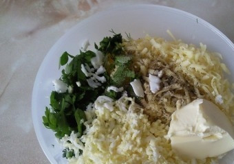 1. Этап. Котлеты Птичье молоко: 9. Смешиваем тертый сыр, яйца, сливочное масло и зелень, добавляем соль и смесь перцев по вкусу.