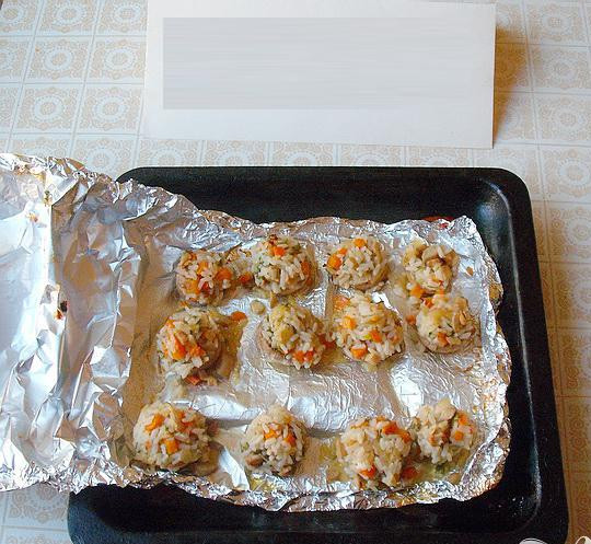 1. Этап. Фаршированные шампиньоны в фольге: 6. В разогретую духовку отправляем противень, готовим минут 40 при температуре 180 градусов. Перед тем как подавать блюдо, посыпаем шляпки шампиньонов петрушкой. Украшаем апельсином.