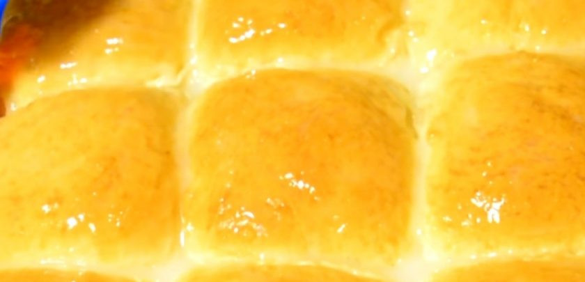 1. Этап. Творожные булочки Как пух: 5. Смажьте булочки взболтанным яйцом. Выпекайте в разогретой до 180 градусов духовке 25 минут — до румяности. Дайте булочкам остыть. Приятного аппетита!