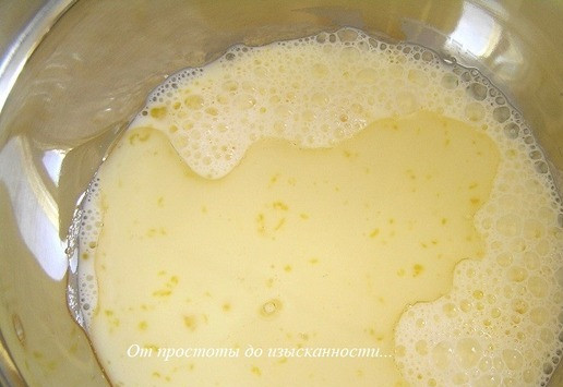 1. Этап. Пирог с лососем, зеленью и овощами: Влейте масло.