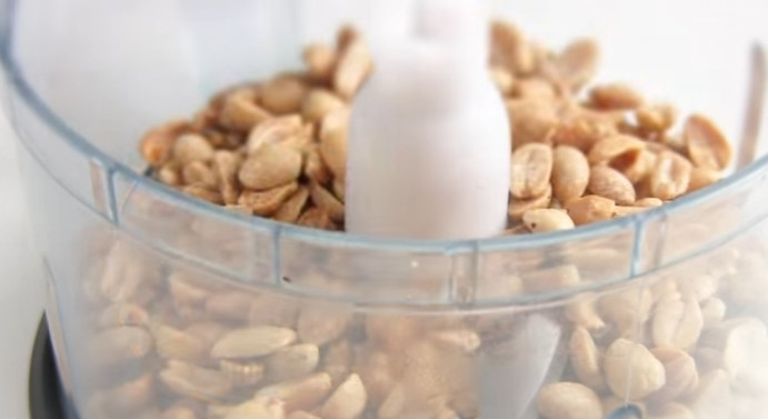 1. Этап. Торт-безе с масляным кремом: 2. Переложите арахис в чашу блендера и измельчите его в крошку.