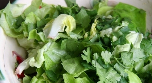 1. Этап. Салат с апельсинами и сыром: Затем добавляем к луку и апельсинам нарезанные салат-латук и петрушку.