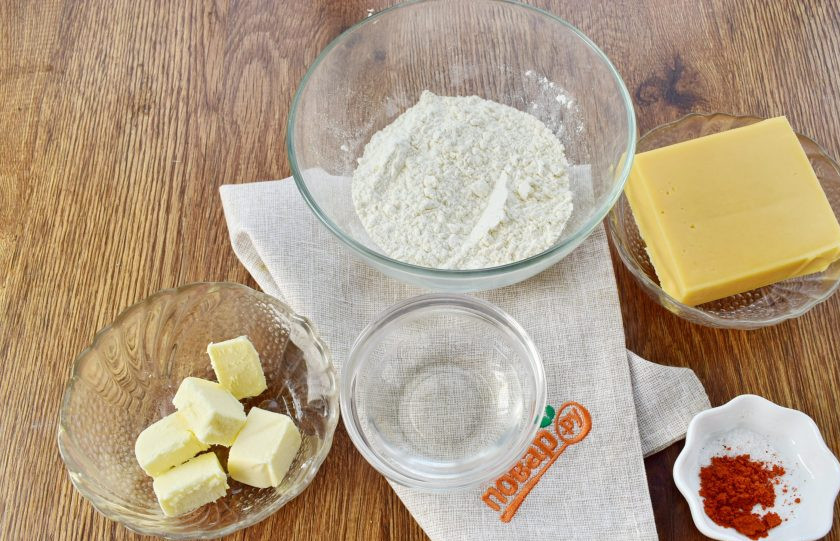 1. Этап. Сырные крекеры-рыбки: Подготовьте необходимые продукты. Сливочное масло нарежьте кубиками.