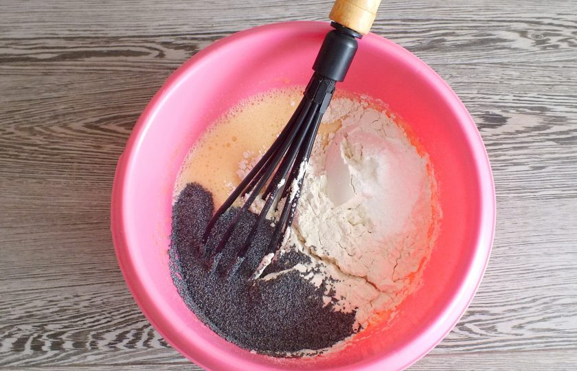 1. Этап. Пирог с маком и малиной: Всыпьте муку, разрыхлитель для теста, сухой мак. Перемешайте.