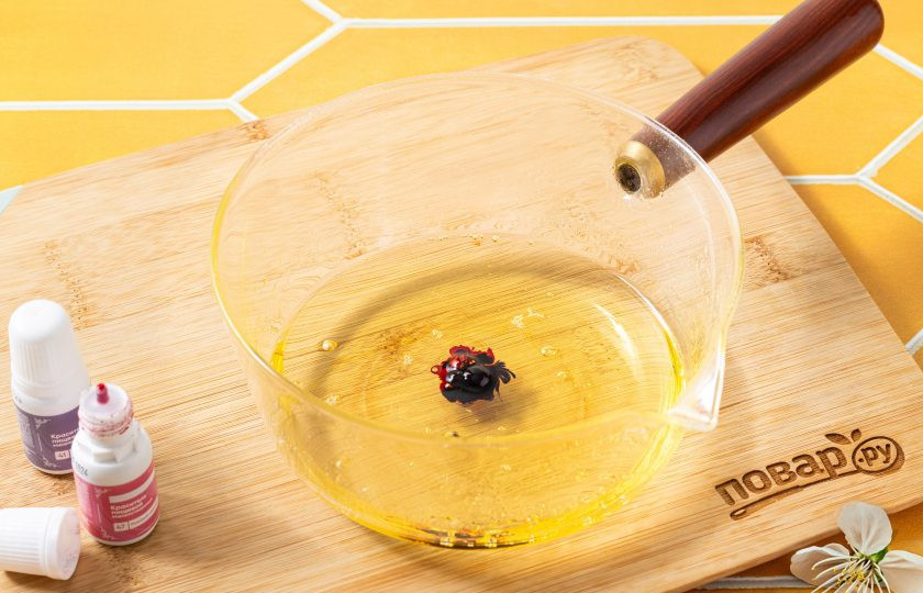 1. Этап. Леденцы из аллюлозы: Снимите с плиты. По желанию можно подкрасить карамель пищевыми красителями.