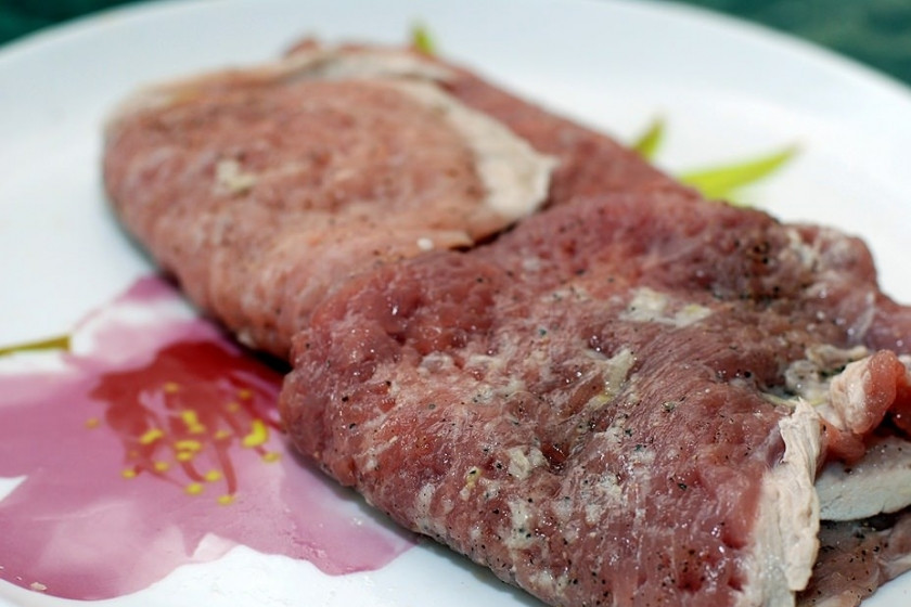 1. Этап. Эскалоп на сковороде: Этой смесью смазываем мясо и оставляем мариноваться примерно на полчаса.