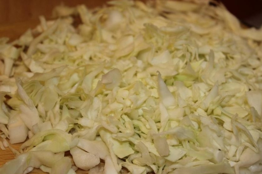 1. Этап. Утка, тушенная с капустой квашеной: 5. В это же время мою белокочанную капусту, шинкую ее.