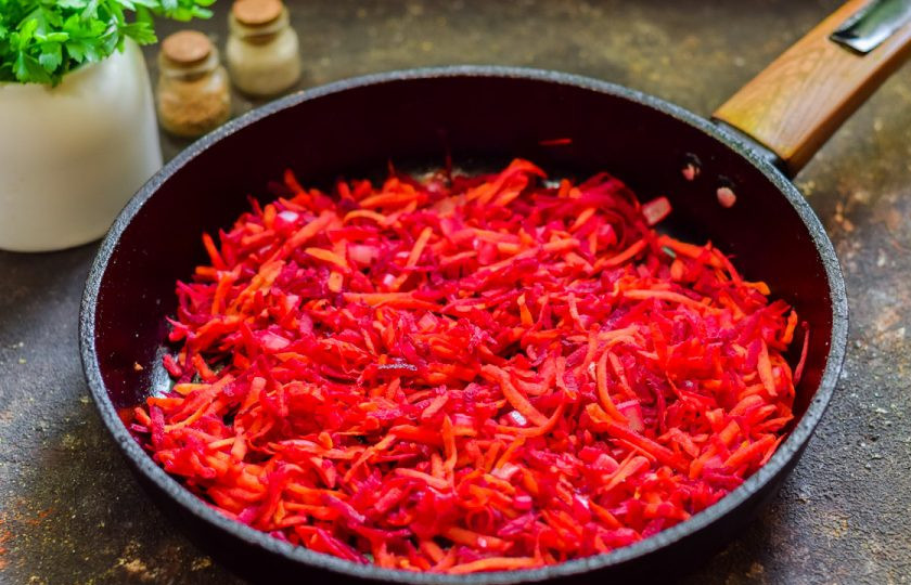 1. Этап. Борщ с лечо: Сковороду прогрейте и смажьте маслом, выложите морковь, лук и свеклу. Жарьте овощи 7-8 минут.