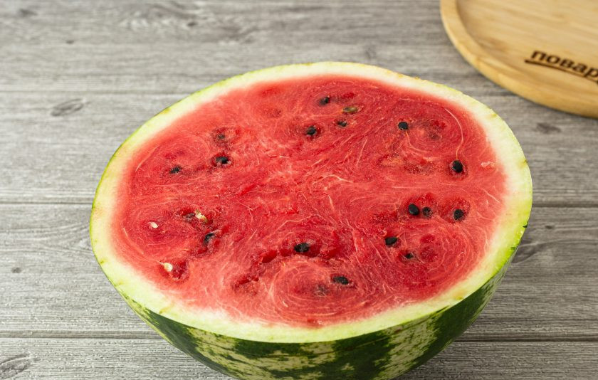 1. Этап. Мед из арбуза: Подготовьте арбуз.