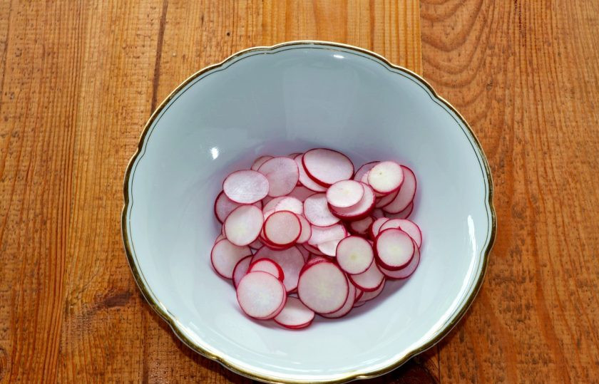 1. Этап. Салат из редиса с огурцом и яйцом: Редис нарежьте тонкими кружочками.