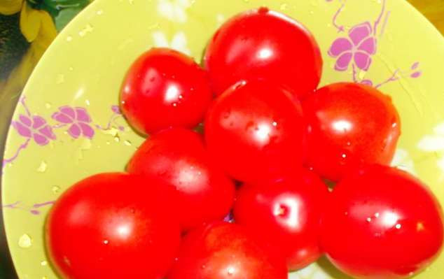 1. Этап. Салат Кочевник: Помидоры тщательно промойте и разрежьте на 4 части, каждый.