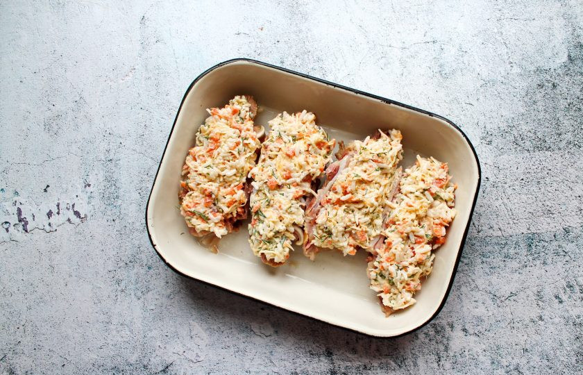 1. Этап. Фаршированные свиные калтыки: Разложите начинку из риса поверх калтыков, заполняя каждое пустое пространство.