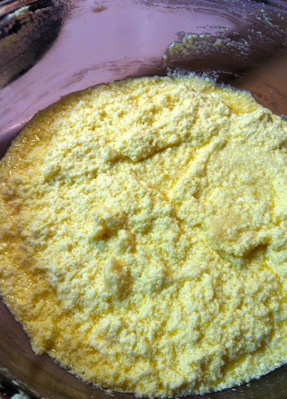 1. Этап. Кекс с курагой и изюмом: 2. Соедините мягкое сливочное масло, сливочный сыр, оставшийся сахар и ванилин. Взбейте миксером до кремообразного однородного состояния. Затем добавляйте по одному яйца, продолжая взбивать.