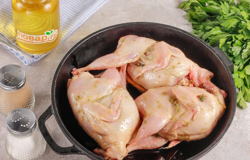 1. Этап. Запечённые перепела в медово-горчичном маринаде с чесноком: Смажьте форму для запекания растительным маслом, прогрейте духовку до 180 градусов. Выложите перепелов в форму и поместите ее в духовку.