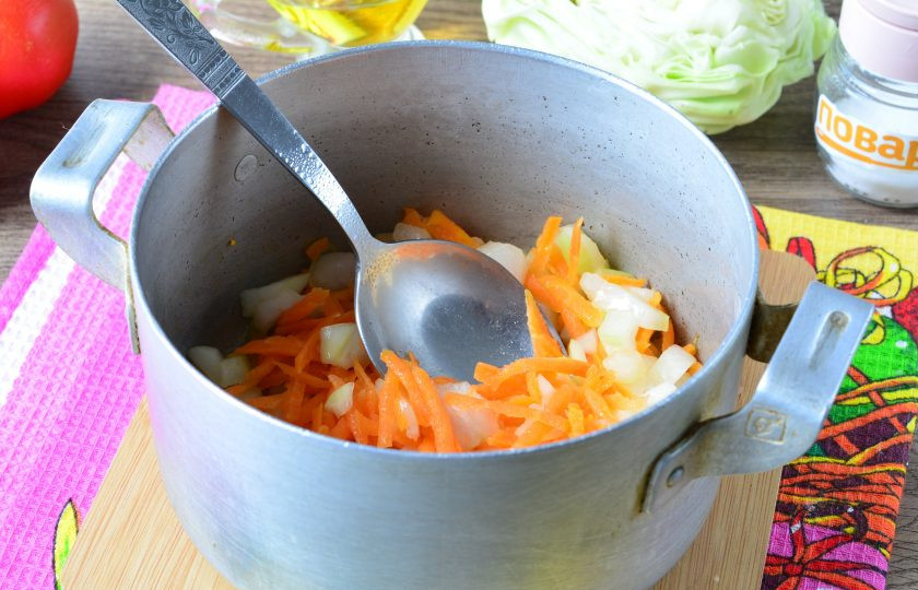 1. Этап. Салат из капусты и риса на зиму: Налейте в кастрюлю масло, всыпьте лук и морковку. Пассеруйте 2-3 минуты, помешивая.