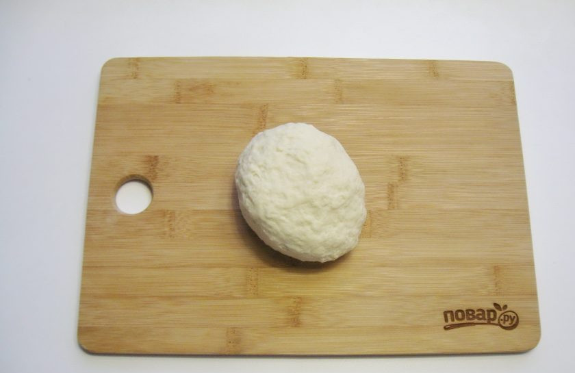 1. Этап. Китайские слоеные лепешки: Соедините обе массы и замесите эластичное, но достаточно крутое тесто. Накройте его полотенцем и дайте отдохнуть 10 минут.