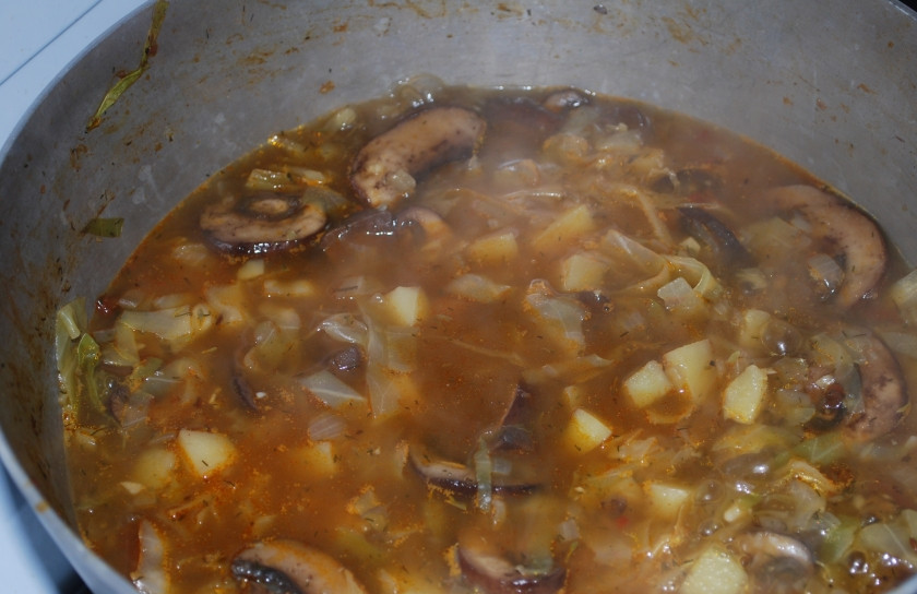 1. Этап. Грибной суп из шампиньонов с картофелем: 2. Все вместе доводим до кипения и варим примерно пять минут. Специи добавляйте по вкусу.
