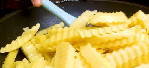 1. Этап. Сочная говяжья печень с луком: Выложите печень на тарелку. Вымойте сковороду и снова добавьте немного растительного масла. Как только масло нагреется добавьте нарезанный картофель и жарьте 10 минут до золотистой корочки помешивая. Приправьте щепоткой соли.