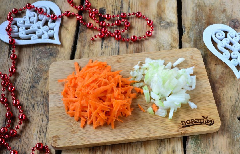 1. Этап. Новогодний салат в Год Собаки: Мелко порубите луковицу, морковь натрите на крупной терке.