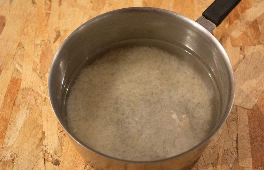 1. Этап. Диетический салат с крабовыми палочками: Рис промыть в нескольких водах. Залить чистой водой. Поставить вариться.