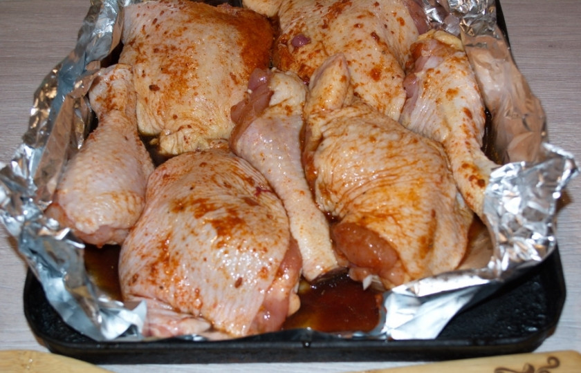 1. Этап. Курица кусочками в духовке в фольге: Противень застелите фольгой. Выложите на фольгу мясо шкуркой вверх. Остатки соуса вылейте на курицу. При запекании мясо вберет в себя недостающую соль и влагу. В результате получим вкусный сочный продукт с ароматной хрустящей корочкой.