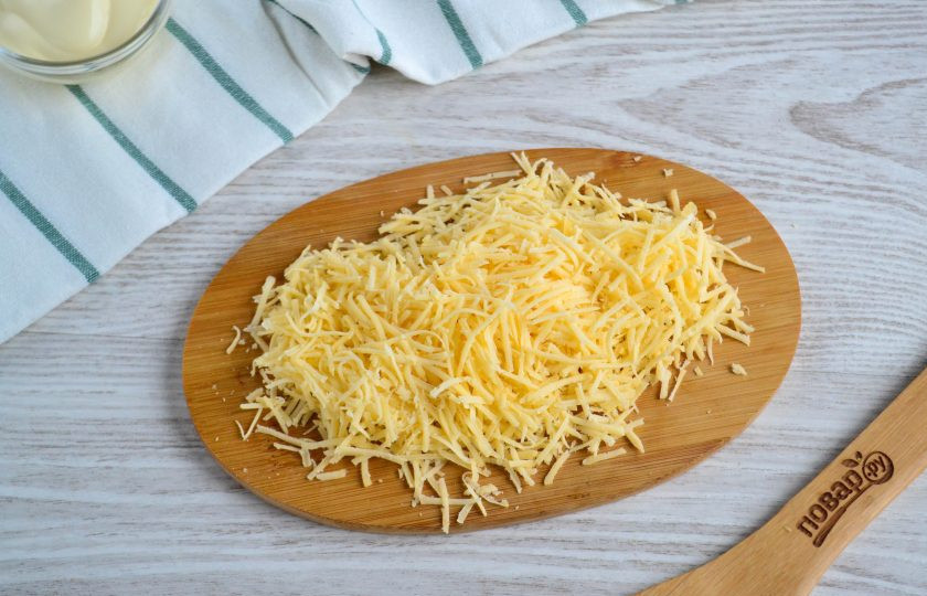 1. Этап. Салат с копченым мясом и огурцом: Сыр натрите на мелкой терке.