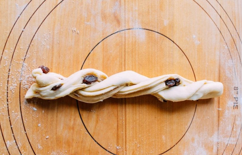 1. Этап. Булочки Розы с изюмом: 4. Переплетите две полоски теста между собой, чтобы получилась спиралька.