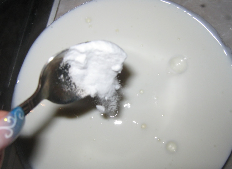 1. Этап. Блинчики на молоке и сметане: 2. Добавим молоко, соду и сметану, перемешаем.