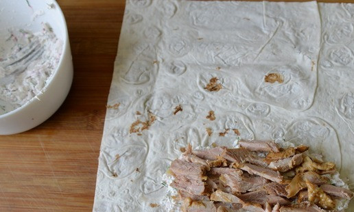 1. Этап. Завертон с индейкой и пикантным соусом: Сверху соуса кладём порезанную индейку.