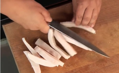 1. Этап. Сало с зеленью и чесноком: Режем сало небольшими кусочками.