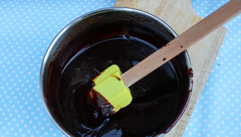 1. Этап. Торт с глазурью: 9. В сотейник выложите шоколад, добавьте Амаретто и размягченное сливочное масло, растопите содержимое сотейника, затем остудите в течение 10 минут.