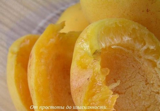 1. Этап. Абрикосовое мороженое с бадьяном: Абрикосы отделите от косточек, выложите в чашу блендера.