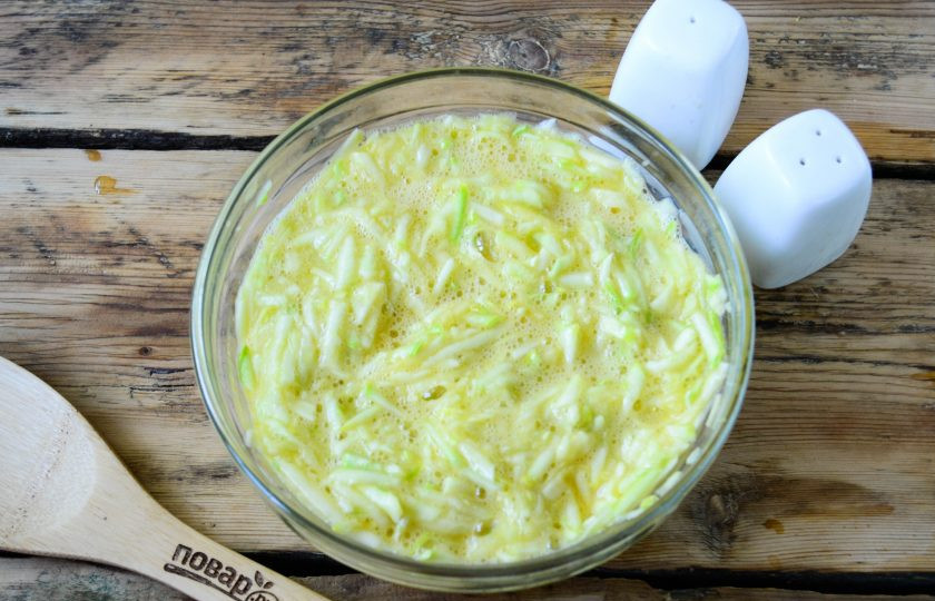 1. Этап. Кабачковый торт с помидорами и сыром: Хорошенько перемешайте кабачково-яичную массу рукой. Ни ложкой, ни венчиком вы не добьетесь такой однородности, как рукой.