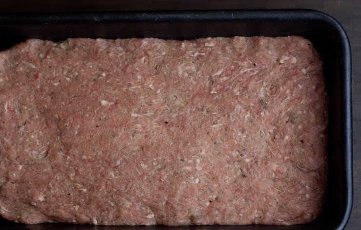 1. Этап. Гирос: Через два часа достаньте мясо и выложите его на противень или форму для запекания. Распределите ровно и хорошо придавите, чтобы не осталось никаких воздушных карманчиков. Разогрейте духовку на 160 градусов.