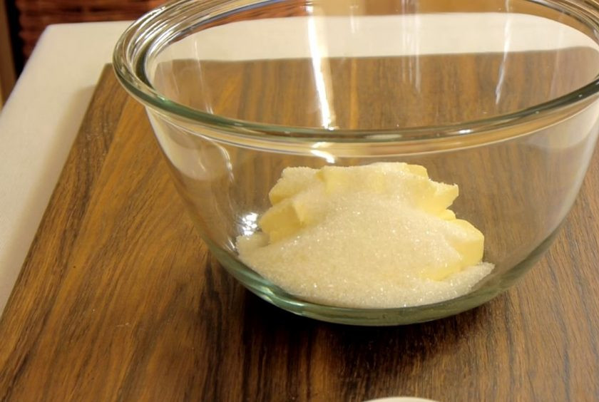 1. Этап. Яблочный пирог с безе: 1. Просеянную муку смешайте с разрыхлителем и солью. Мягкое сливочное масло взбейте в течение 1 минуты с сахаром и ванильным сахаром. Добавьте желтки, сметану и продолжайте взбивать, пока сахар полностью не растворится.