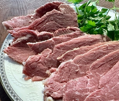 1. Этап. Свинина су вид: Вот. Такие симпатичные ломтики. Очень вкусно, ароматно, сочно, но…. Вот как объяснить, даже не знаю. Мясо одновременно сочное, но «по говяжьи», и суховато, если принимать во внимание, что это все-таки свинина. Что не стоило делать! Я срезал практически весь жир. Это неправильно. Поэтому, если говорить о беконно - свиной составляющей - суховато получилось.