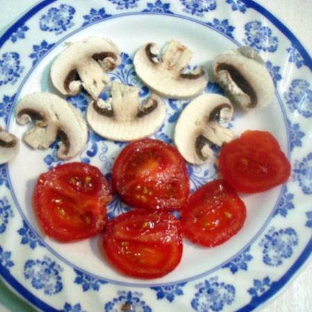 1. Stage. Italian sandwich: Cut mushrooms and tomato into slices.