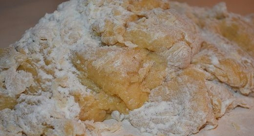 1. Этап. Тульские пряники: Снимите кастрюльку с водяной бани и начинайте частями добавлять в нее муку. Затем выложите массу на рабочий стол.